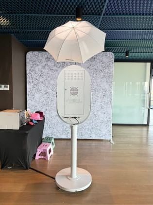 Pearl Mirror Booth